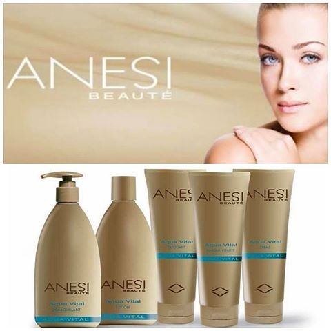 Anesi Beauté
Anesi betekent ‘je comfortabel voelen’ in het Grieks, en dat is exact wat dit gelaatsmerk uitstraalt. Anesi combineert wellness- en massagetechnieken met geavanceerde biotechnologische formules voor een uniek ontspannend gevoel en zichtbare verbeteringen in de huid. Naast de basislijn Aqua Vital die geschikt is voor alle huidtypen en leeftijden, heeft Anesi diverse gelaatslijnen ontwikkeld die een cosmeceutisch antwoord bieden op alle huidproblemen. De verkregen biotechnologie zorgt ervoor dat de ingrediënten diep in de huid -op celniveau worden opgenomen, waardoor ook op lange termijn, na verdere (intensieve) behandeling, een langdurig resultaat wordt ervaren.